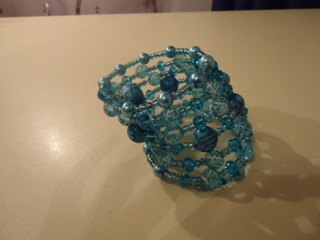 обо је једна летња наруквица коју сам првенствено направила сестричини за море...а сада је ушла у моју колекцију